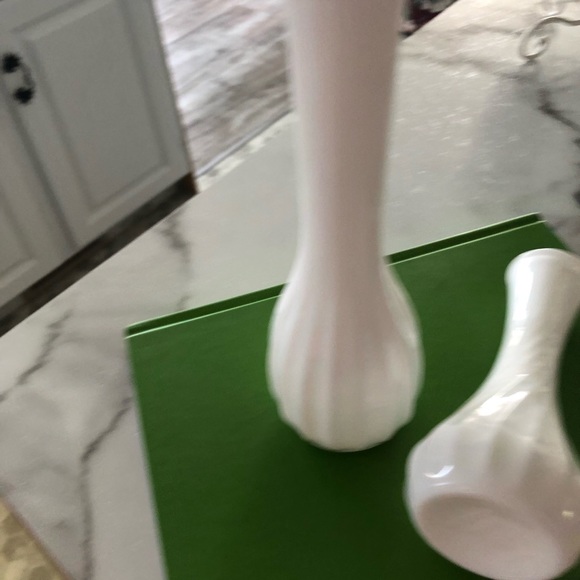 2 WHITE VASES - Picture 2 of 3